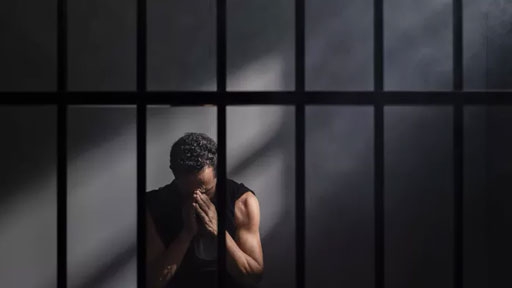 Eliminan beneficios penales para condenados por feminicidio